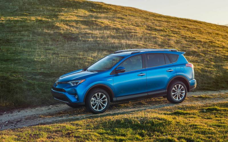 Comparison - Volvo XC40 Recharge EV 2021 - vs - Toyota RAV4 Hybrid ...